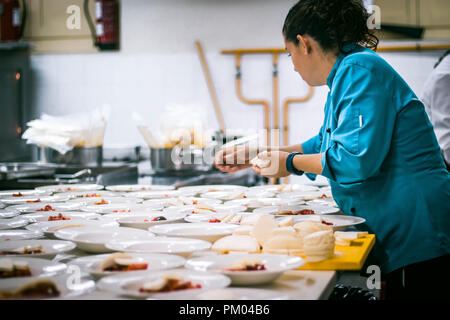 Koch garnieren mit köstlichen Käse Teller Geschirr in der gewerblichen Industrie professionelle Küche kombüse Für event Party Stockfoto