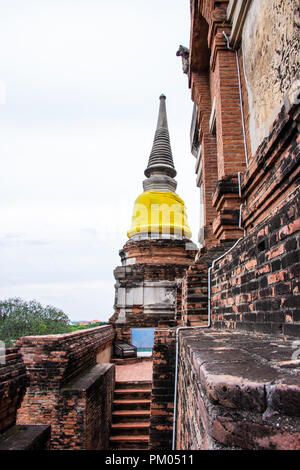 Pagode und Buddha Status im Wat Yai Chaimongkol berühmte und beliebte Reiseziele Ayutthaya, Thailand. Stockfoto