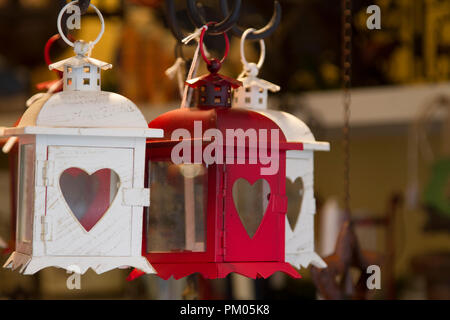 Dekorationen an einem Weihnachtsmarkt in Salzburg hängen Stockfoto
