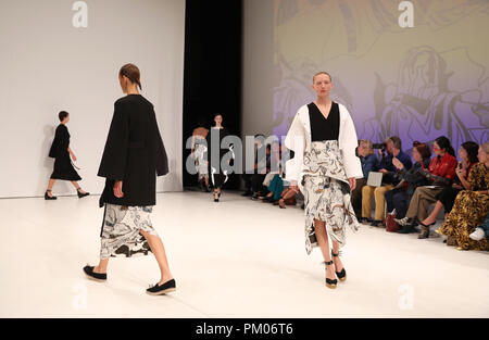 Ein Modell, das sich auf dem Laufsteg während der chalayan London Fashion Week SS 19 zeigen in Sadler's Wells Theatre, London Stockfoto