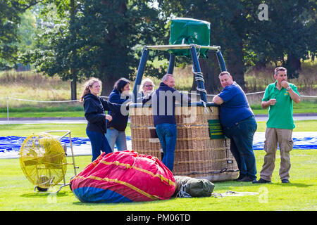 Cotswold ballons Vorbereitung Heißluftballon am Himmel Longleat Safari, Wiltshire, UK im September Stockfoto