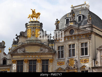 Statue von Karl Alexander von Lothringen auf das Haus L'arbre d'or, am Grand Place in Brüssel, Belgien Stockfoto