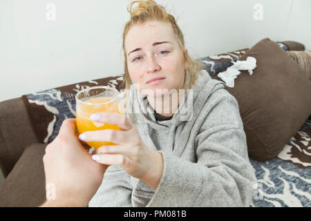 Junge Frau, die leiden unter Kopfschmerzen zu Hause Stockfoto
