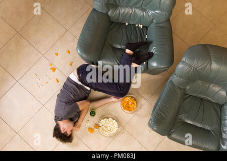 Blick von oben auf die Kerl schlafen in unordentlichen Zimmer nach einer Party zu Hause Stockfoto