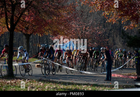 UNITED STATES - 11. November: Schooley Mühle cyclocross Rennen Nummer 6 der Super 8 Series in Schooley Mill Park im Hochland, Maryland auf November 03, Stockfoto