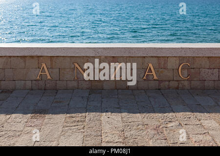 Stein Memorial am Strand an der Anzac Cove in Gallipoli, wo alliierte Truppen im Zweiten Weltkrieg 1 in Canakkale Türkei kämpfte Stockfoto