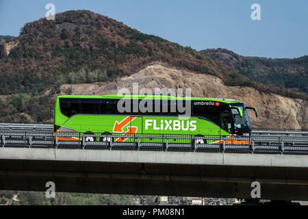 Flixbus Trainer auf einer Autobahn fährt, Tschechische Republik Stockfoto