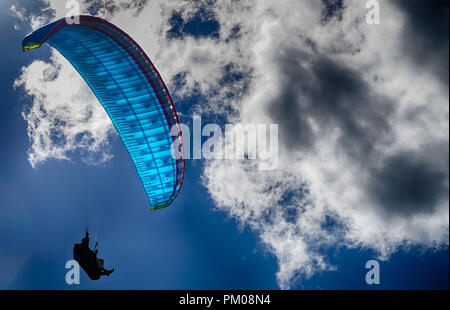 Drachen in den Wolken, Gloucestershire, England, Vereinigtes Königreich Stockfoto