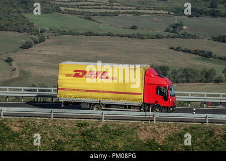 DHL-LKW auf der Autobahn, Tschechische Republik Stockfoto