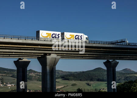 GLS Lieferwagen auf einer Autobahnbrücke, LKW-Brücke Tschechien Stockfoto