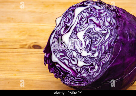 Schneiden Sie Rotkohl auf Schneidebrett. Kulinarische noch leben. Stockfoto
