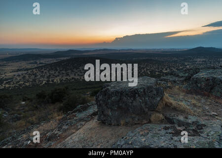 Sunset Landschaft aus dem Risco in der Nähe von Sierra de Fuentes. Der Extremadura. Spanien. Stockfoto