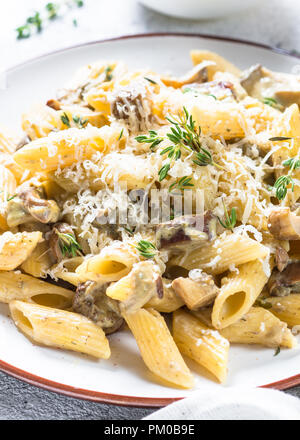 Nudeln mit Champignons in Rahmsauce. Stockfoto