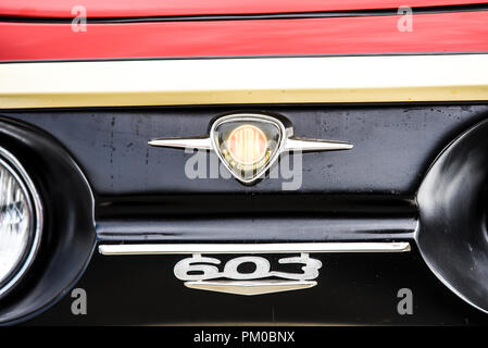 Tatra 603, ein großer Luxuswagen mit Heckmotor, der von 1956 bis 1975 von der tschechoslowakischen Firma Tatra hergestellt wurde. Gebaut in der Tschechoslowakei. Abzeichen Stockfoto