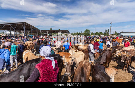 Berühmte Mals Basar (мал базары), oder tierischen Basar, in Karakol, Kirgisien. Stockfoto