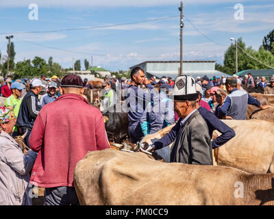 Berühmte Mals Basar (мал базары), oder tierischen Basar, in Karakol, Kirgisien. Stockfoto