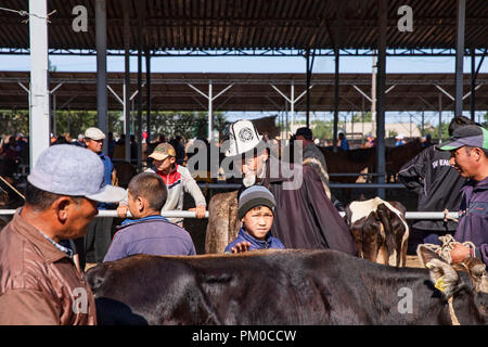 Berühmte Mals Basar (мал базары), oder tierischen Basar, in Karakol, Kirgisien. Stockfoto