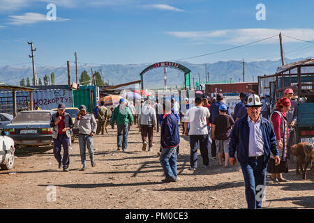 Berühmte Mals Basar (мал базары), oder tierischen Basar, in Karakol, Kirgisien. Stockfoto