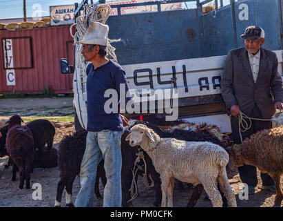 Berühmte Mals Basar (мал базары), oder tierischen Basar, in Karakol, Kirgisien. Stockfoto