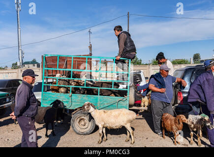 Berühmte Mals Basar (мал базары), oder tierischen Basar, in Karakol, Kirgisien. Stockfoto