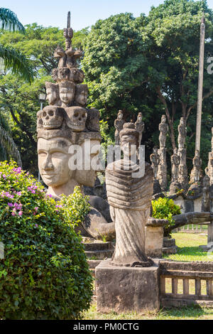 VENTIAN/LAOS - 2016 JANUAR 05: Besuch Buddha Park, wo ein kleiner Bereich viele Statuen von Buddha und andere religiöse Figuren gesammelt. Stockfoto