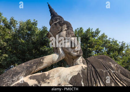 VENTIAN/LAOS - 2016 JANUAR 05: Besuch Buddha Park, wo ein kleiner Bereich viele Statuen von Buddha und andere religiöse Figuren gesammelt. Stockfoto