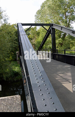 Ein frame Eisenbahnbrücke über den Fluss Wensum in der Nähe von Hellesdon, Norfolk, jetzt Teil der Marriott so lange Strecken zu Fuß/Radweg Stockfoto