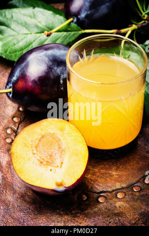 Rakia-Balkan starke alkoholische Getränk aus der Pflaume. Pflaumenschnaps Stockfoto