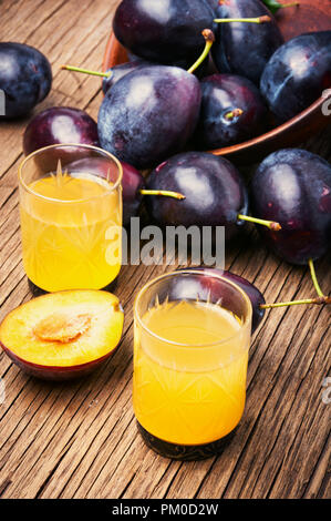 Rakia-Balkan starke alkoholische Getränk aus der Pflaume. Pflaumenschnaps Stockfoto