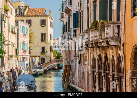 Schmalen Kanal mit einem Fußgänger Brücke, Venedig, Italien. Stockfoto