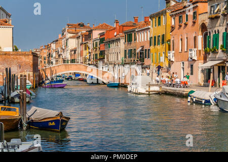 Brücke über einen kleinen Kanal in Venedig, Italien. Stockfoto