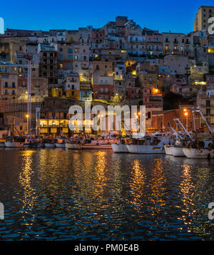 Die malerische Stadt von Sciacca am Abend mit Blick auf den Hafen. Provinz von Agrigent, Sizilien. Stockfoto