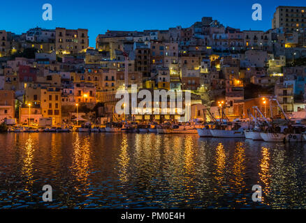 Die malerische Stadt von Sciacca am Abend mit Blick auf den Hafen. Provinz von Agrigent, Sizilien. Stockfoto