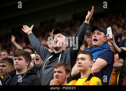 Wolverhampton Wanderers Fans zeigen ihre Unterstützung in der Standplätze während der Premier League Spiel im Molineux, Wolverhampton. Stockfoto