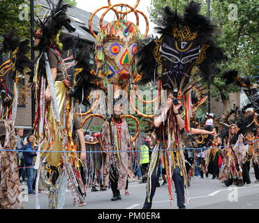 London, Großbritannien - 27 August 2018: Notting Hill Carnival Mann in spektakulären in maskerade Kostüm, die Bilder von Masse Stockfoto