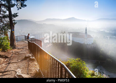 Zámek Děčín z Pastýřské stěny, Děčín, severní Čechy, Česká republika/Decin Schloss von pastoralen Klippe, Stadt Decin, Nordböhmen, Tschechische Repub Stockfoto