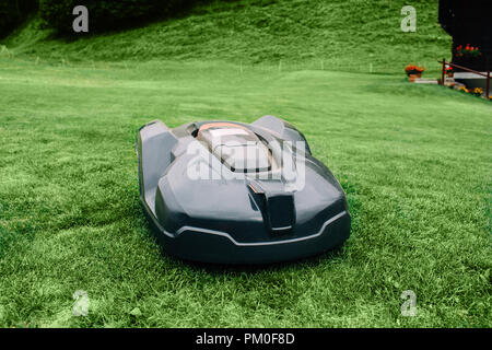 Roboter Rasenmäher auf Gras, automatische Rasenmäher Stockfoto