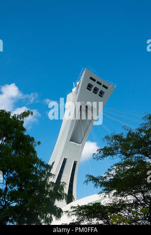 Das Montreal Turm am Olympiastadion in Montreal, QC, Kanada Stockfoto