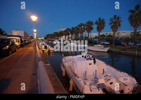 Reflexionen in den Kanal bei Palavas-les-Flots bei Nacht, Frankreich Stockfoto