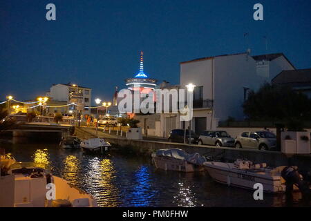 Reflexionen in den Kanal bei Palavas-les-Flots bei Nacht, Frankreich Stockfoto