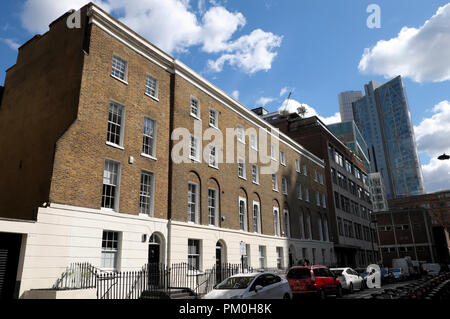 Ein Blick auf die renovierte Reihe Reihenhäuser Wohnungen in der Christopher Street in der Nähe von broadgate Turm & Liverpool Sreet Station in London EC2 UK KATHY DEWITT Stockfoto