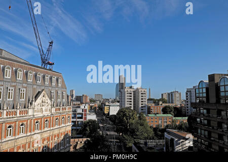 Ein Blick nach Norden aus dem Barbican Estate Goldene Gasse entlang der UBS Geschäftsstellen (links), Stadt Straße und Lexikon Hochhäuser in London UK KATHY DEWITT Stockfoto