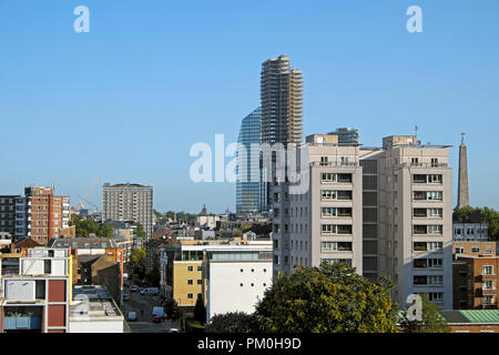 Ein Blick nördlich vom Barbican Estate entlang der Golden Lane der 250 City Road und Lexicon Hochhaus Wohngebäude London UK KATHY DEWITT Stockfoto