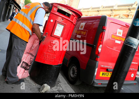 Royal Mail Postarbeiter, der Post in einen Sack von einem roten Briefkasten zu seinem Postwagen in Charterhouse St Smithfield London, Großbritannien, BRACHTE KATHY DEWITT Stockfoto