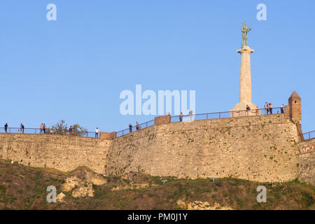 Äußere Verteidigung Wände der Belgrader Festung Kalemegdan mit der Statue von Victor, Symbol der Stadt. Serbien. Stockfoto