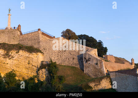 Äußere Verteidigung Wände der Belgrader Festung Kalemegdan mit der Statue von Victor, Symbol der Stadt. Serbien. Stockfoto