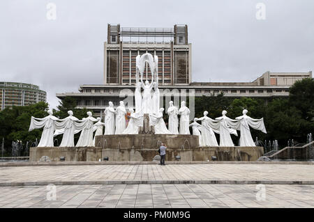 Schnee fällt Skulptur vor Pjöngjang Kunst Theater am Mansudae Brunnen Park in Nordkorea Stockfoto