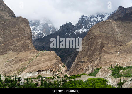 Karimabad, Hunza Tal, Gilgit-Baltistan, Pakistan: Ultar Peak 7,388 m überragt Baltit Fort, im 8 CE gegründet und die Hochburg der Mir Stockfoto