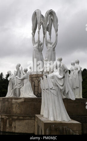 Schnee fällt Skulptur vor Pjöngjang Kunst Theater am Mansudae Brunnen Park in Nordkorea Stockfoto