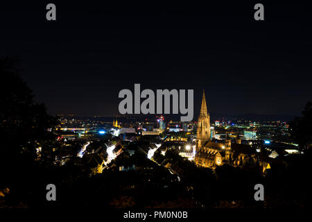 Deutschland, Night Skyline von Freiburg im Breisgau. Stockfoto